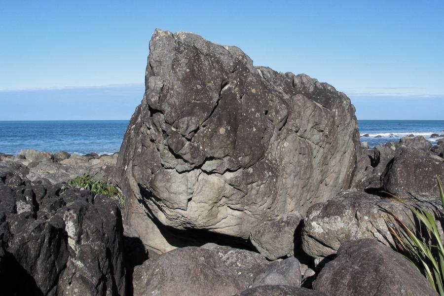 Undertoe Boulder (arete), The Back Blocks. Photo: Kristen Foley